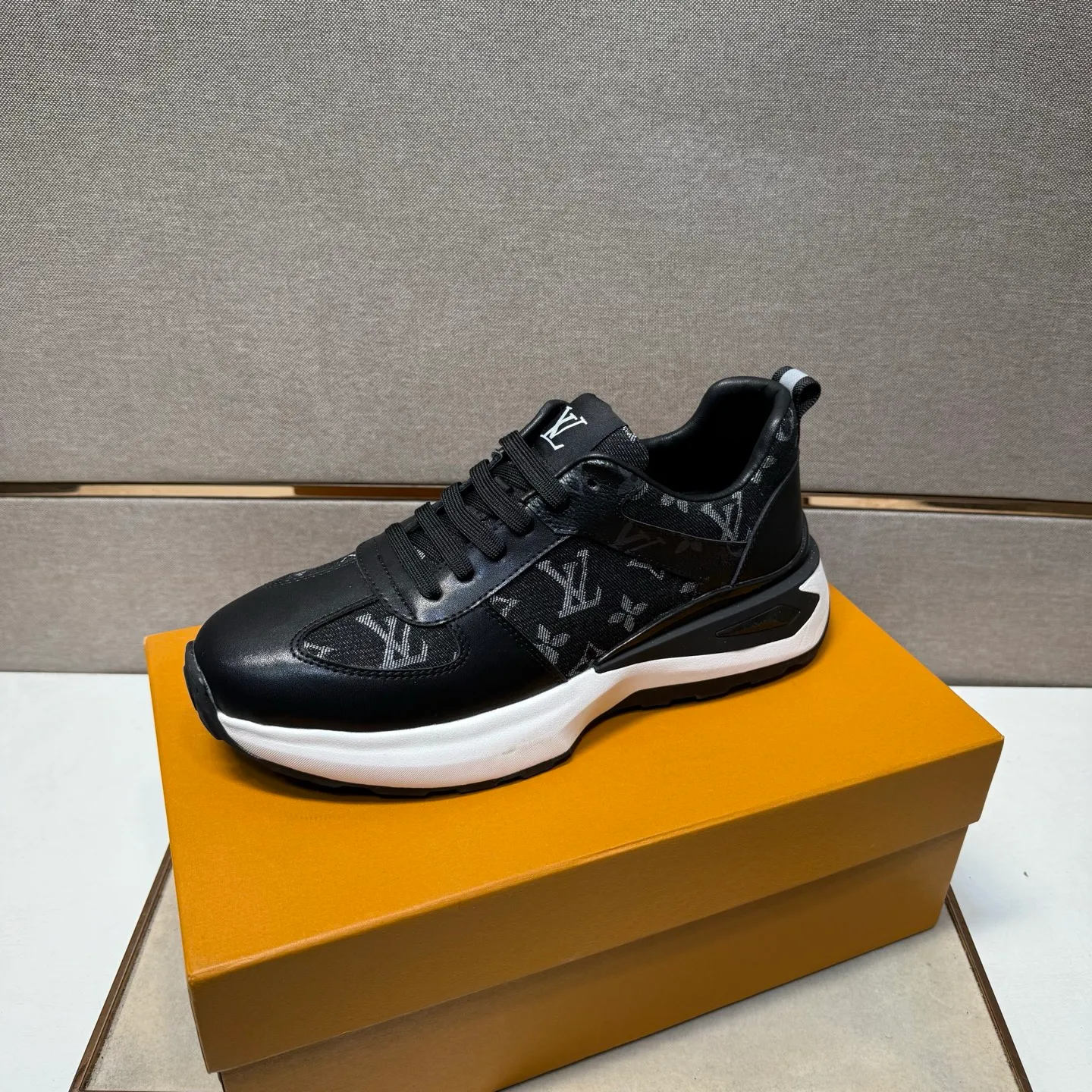⬛️Men's shoes 💰p442【LV～】Men's casual shoes 2025z cabinet sales simultaneously 🔶Size: 38-44#️⃣ 🔷2 colors🔜The upper is made of multi-material splicing➕Genuine leather lining, comfortable and breathable, sole: original comfortable and wear-resistant outsole, ⚠️Real shot📱Photographed🎬The real thing is better📢📢📢